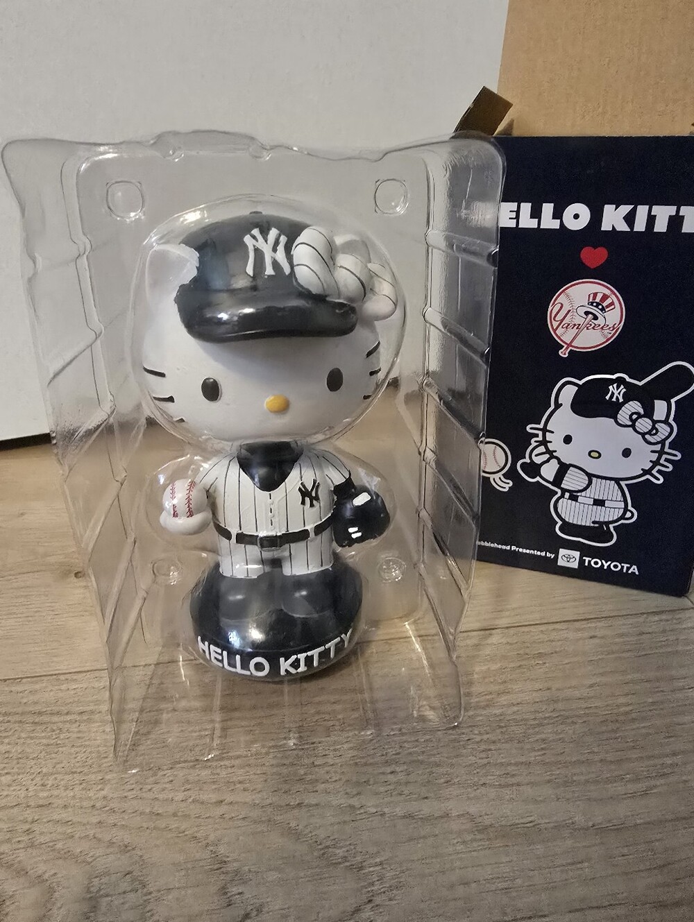 NY Yankees Hello Kitty Bobblehead - Picture 6 of 12